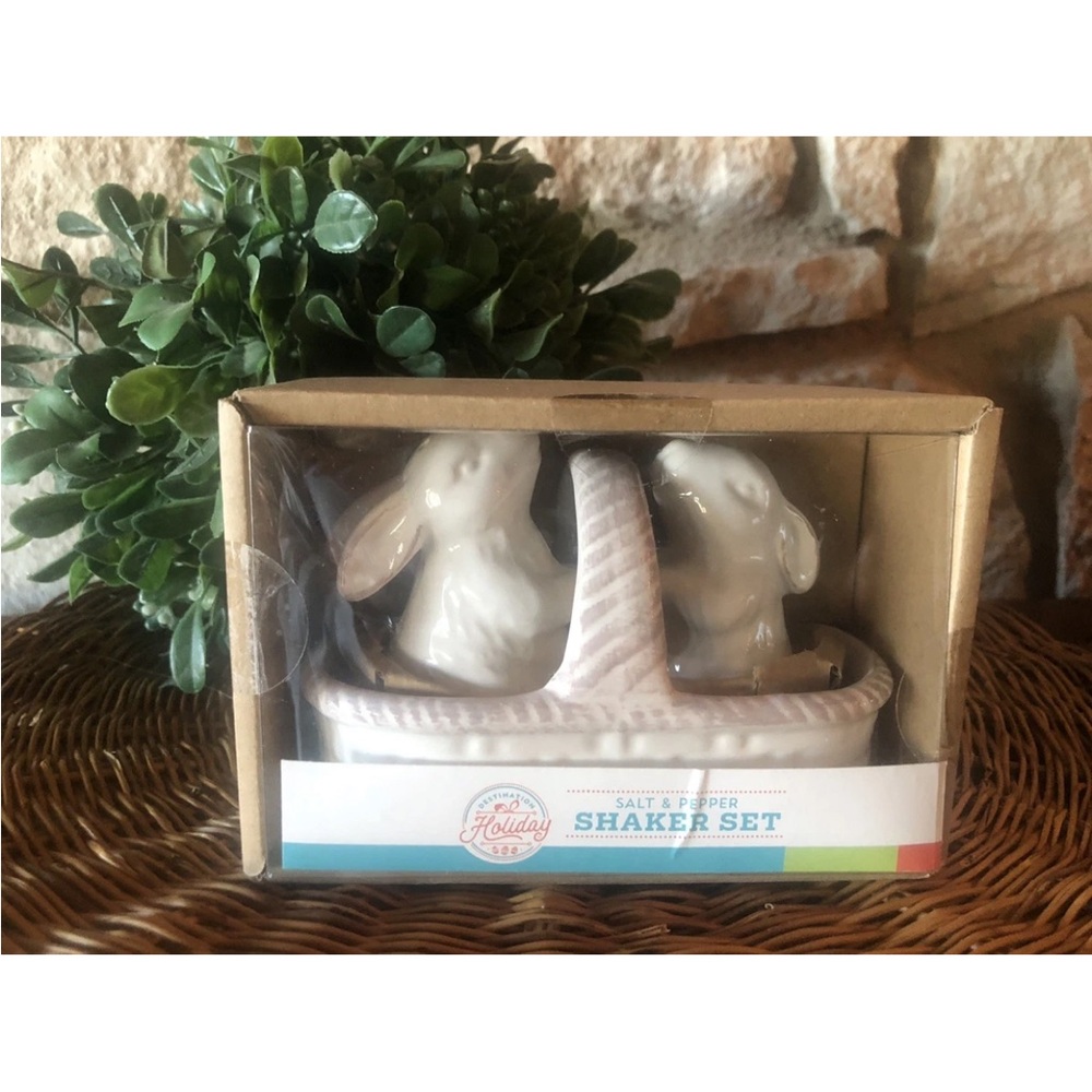 Easter Bunny Rabbit Ceramic Salt Pepper Shakers‎ in Basket White NEW